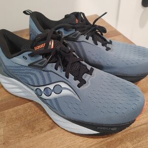 Saucony Triumph 22 Men's Size 12 Like New Condition